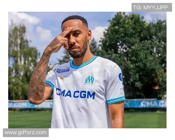 全白发的足球明星如何在赛场上展现不老传奇与风采 全白发的足球明星如何在赛场上展现不老传奇与风采