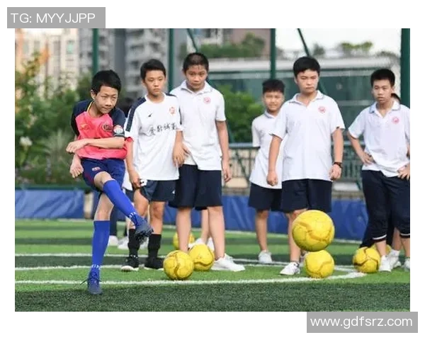 杨娜独家解析足球技巧与战术分享助你提升球场表现