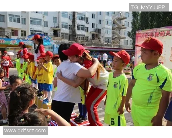 创意手工制作卡纸足球框让孩子们在玩乐中体验足球的乐趣与团队精神