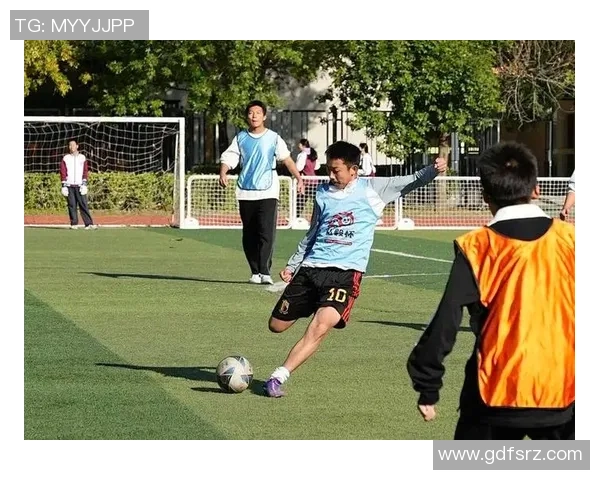 在绿茵场上挥洒汗水与激情精彩踢足球的魅力与乐趣 在绿茵场上挥洒汗水与激情精彩踢足球的魅力与乐趣