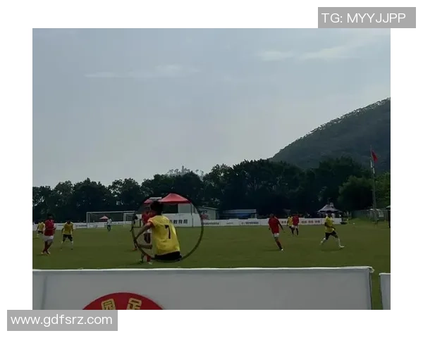 夕阳下的绿茵场与青春的追逐足球梦