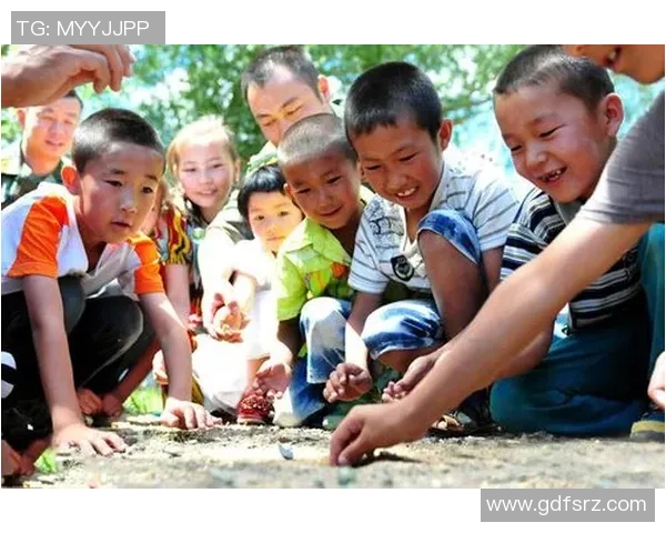 小明和乐乐在阳光下快乐踢足球的趣味时光与友谊故事