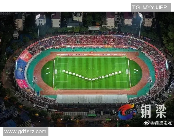 重庆足球热潮来袭青少年踢球热情高涨助力城市体育发展 重庆足球热潮来袭青少年踢球热情高涨助力城市体育发展